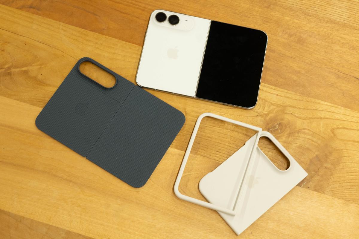 iPhone Duo純正ケース2つを試してみた。外ディスプレイを守るか、軽快さか…