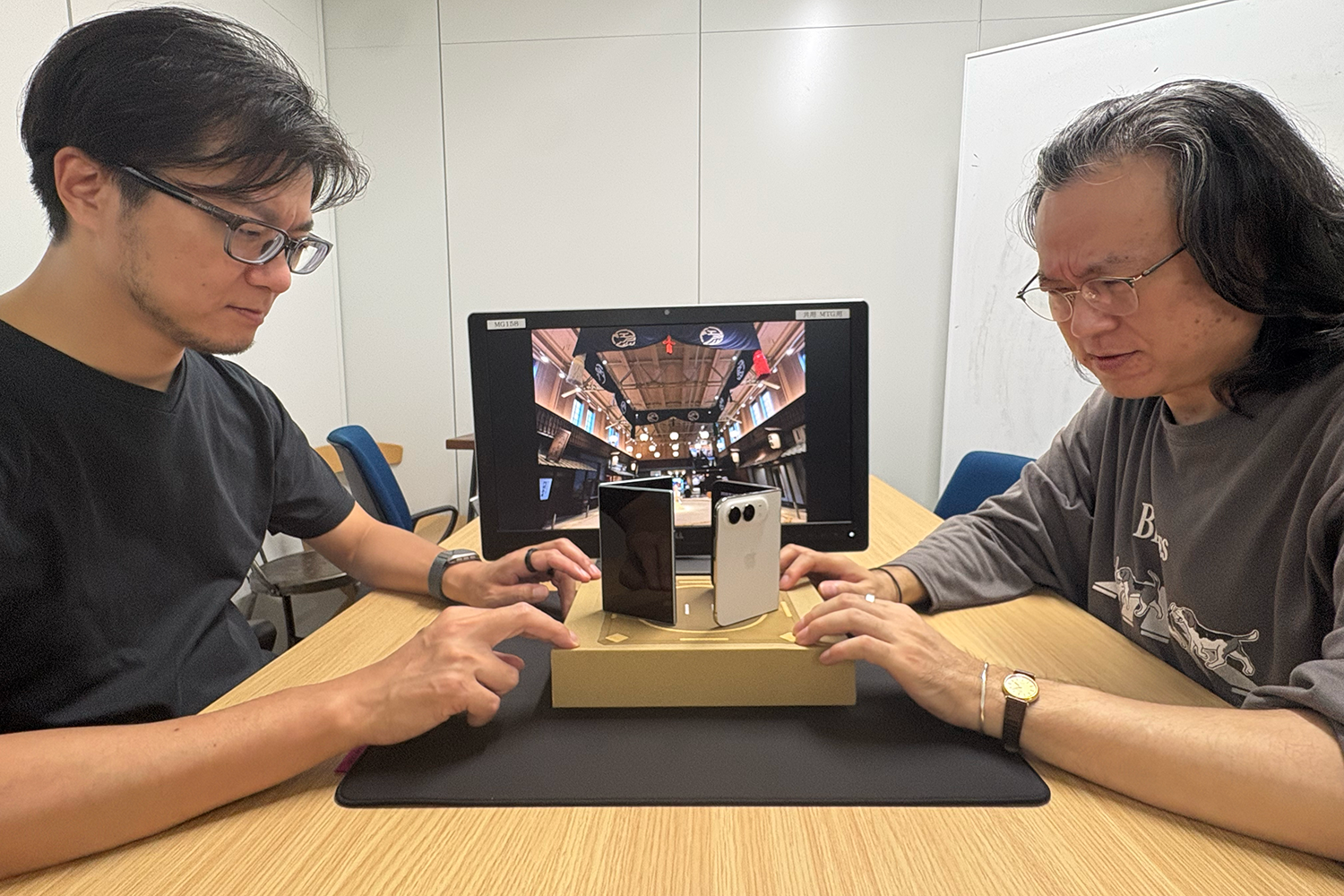 iPhone DuoとGalaxy Z Fold8、トントン相撲で戦わせてみた
