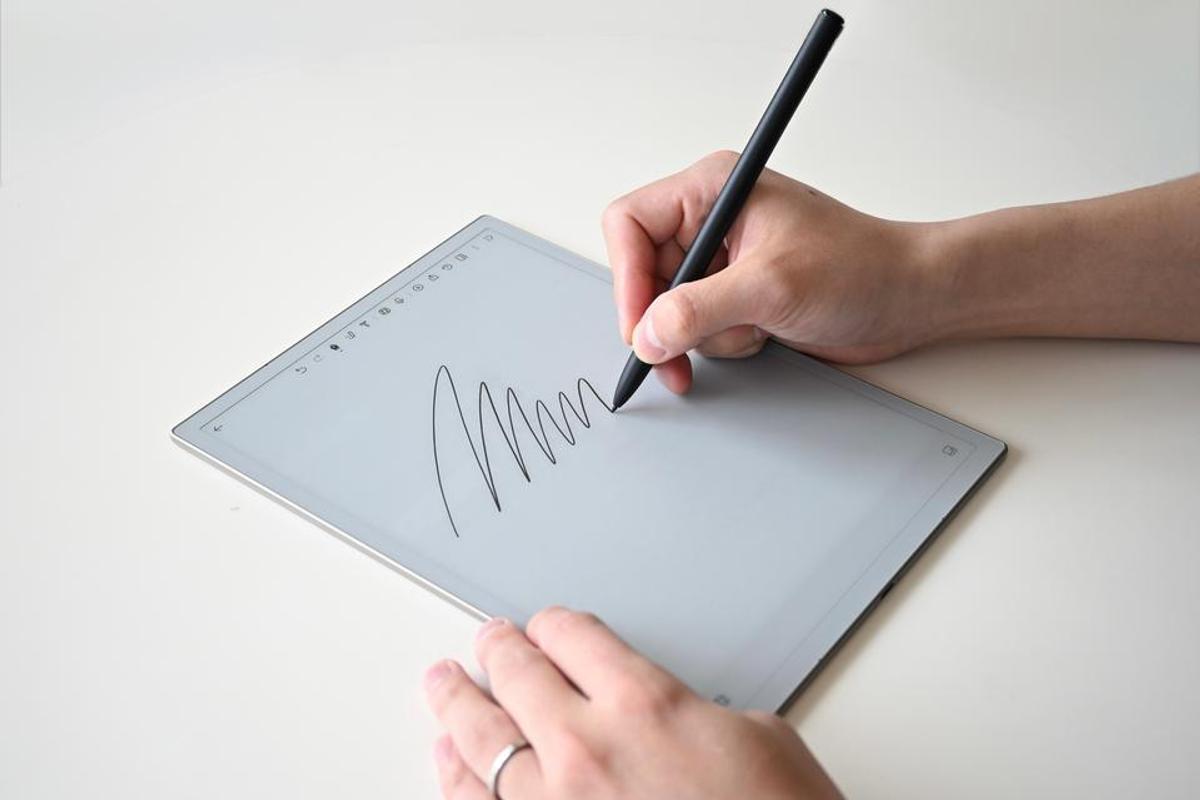 iPadの誘惑から抜け出す。紙の書き心地×AI搭載の「AINOTE 2」が私のジャーナリングを変えた