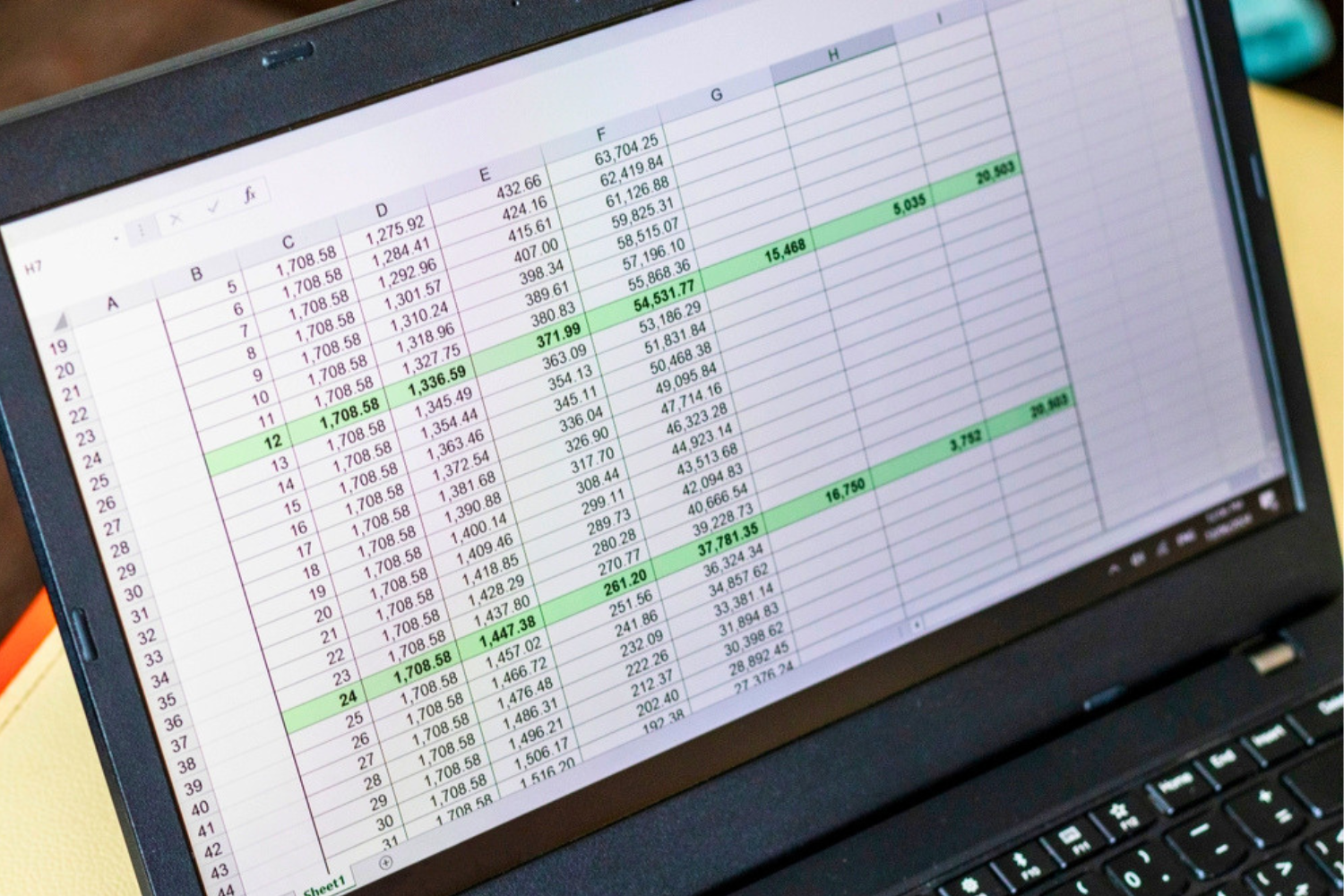Excelの「難しそう」は思い込みだった。3万行の集計も、入力ミス防止も、色分けも、クリック数回で片づく