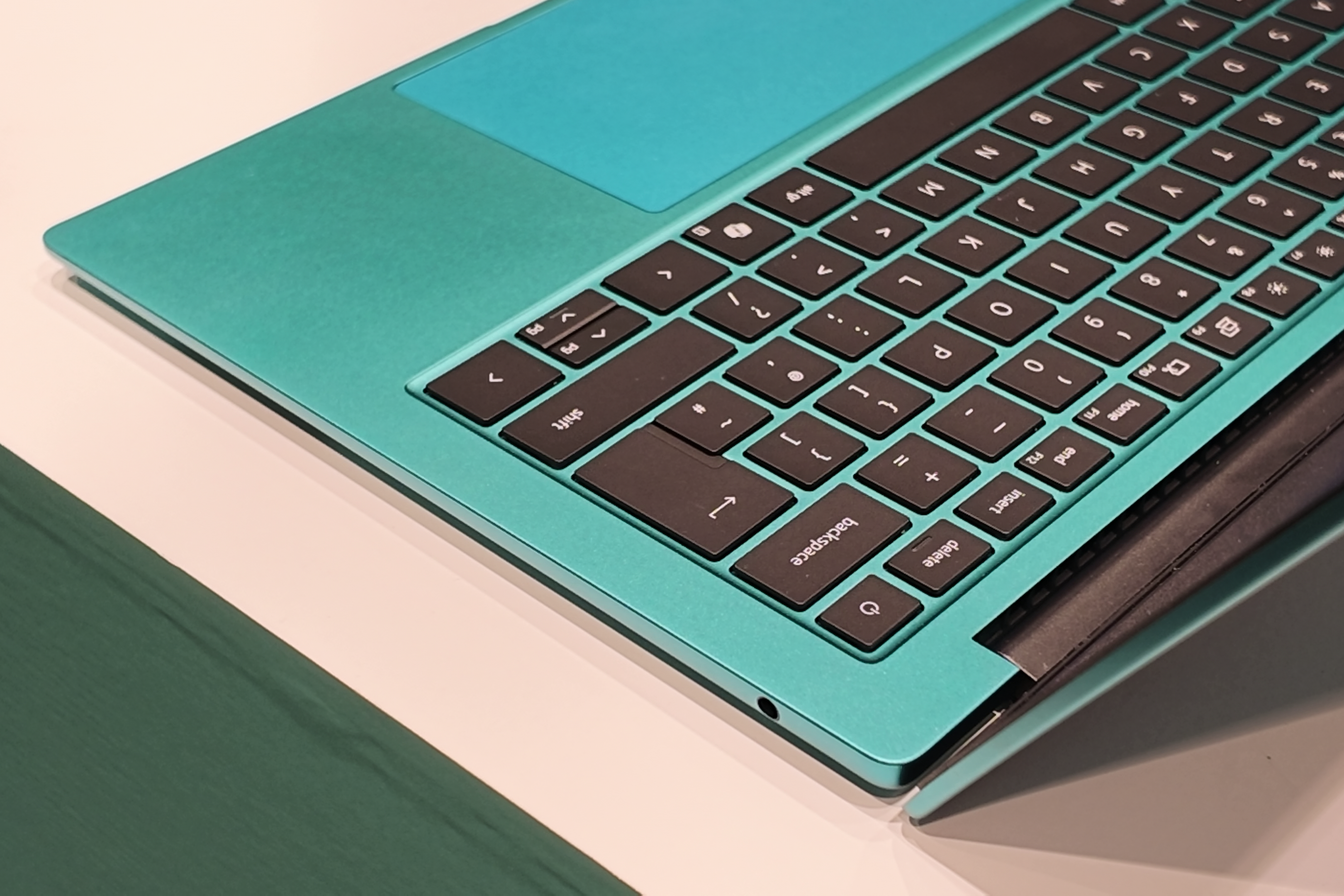 カラフルに咲いた「DELL 14S」は実力派。ライバルはNeoじゃなくてAirか