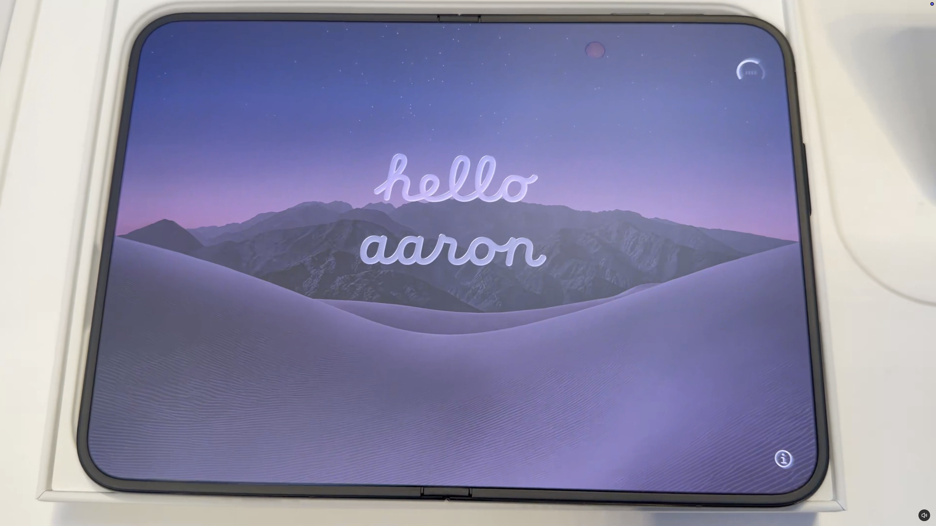 米国のApple StoreでiPhone Duoを購入すると、特別な“hello”で迎えてくれるらしい