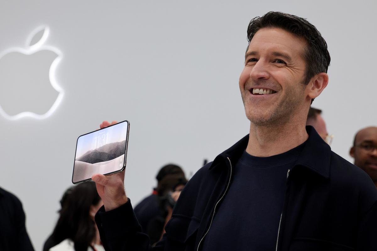 アップルが突然、エヌビディアの「時価総額世界一」の座を脅かし始めた。AI相場リスクのない点に脚光