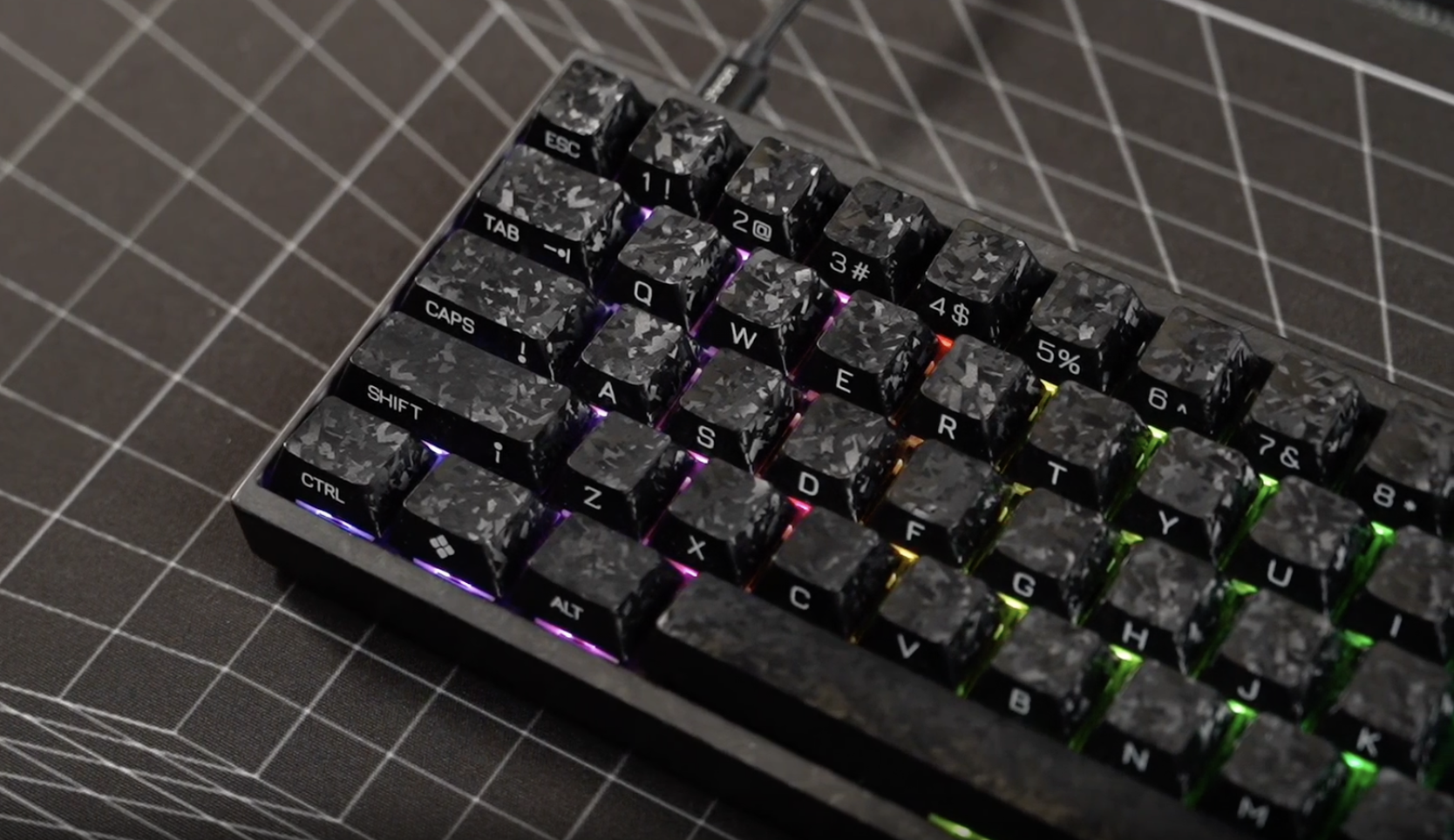 キーまでカーボン。Keychronの新作キーボード、この徹底っぷりよ
