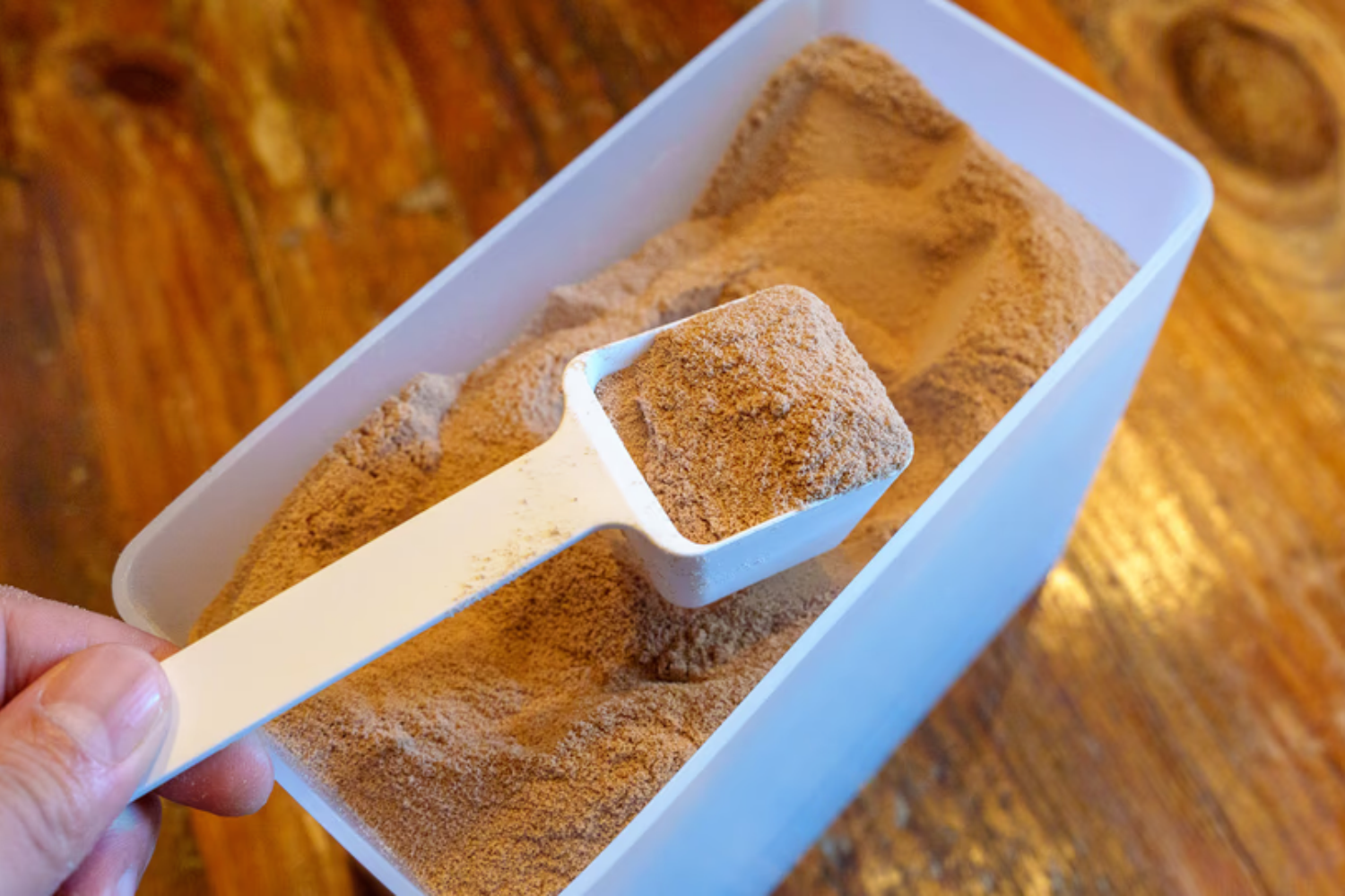 底のカーブに「スプーンが沿う」プロテイン専用設計。最後の一杯まで、スッとすくい切れる