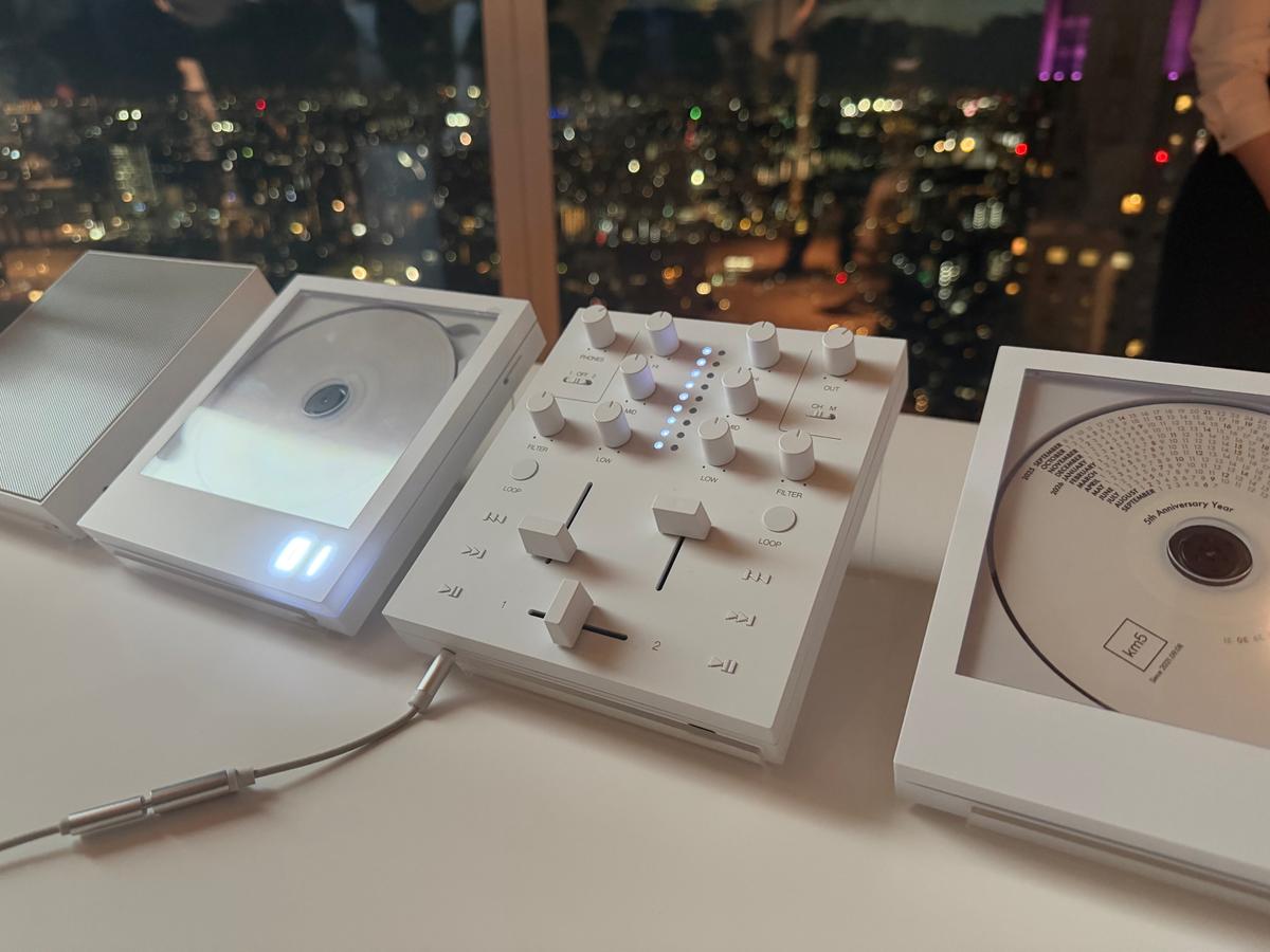 CDプレーヤーをDJデッキにしちゃえ。km5の新作薄型スピーカーとワイヤレスミキサー