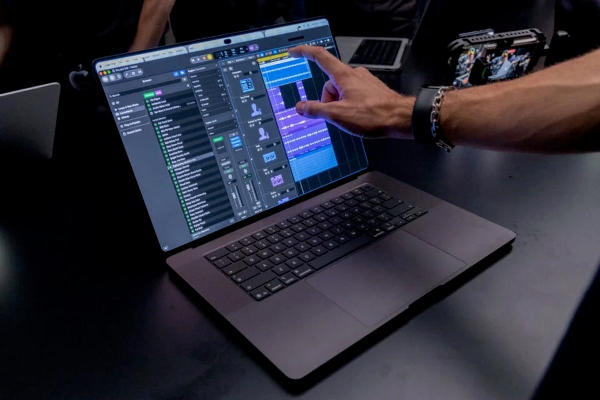 初のタッチ対応「MacBook Pro」がついに登場。実物に触ってきたよ