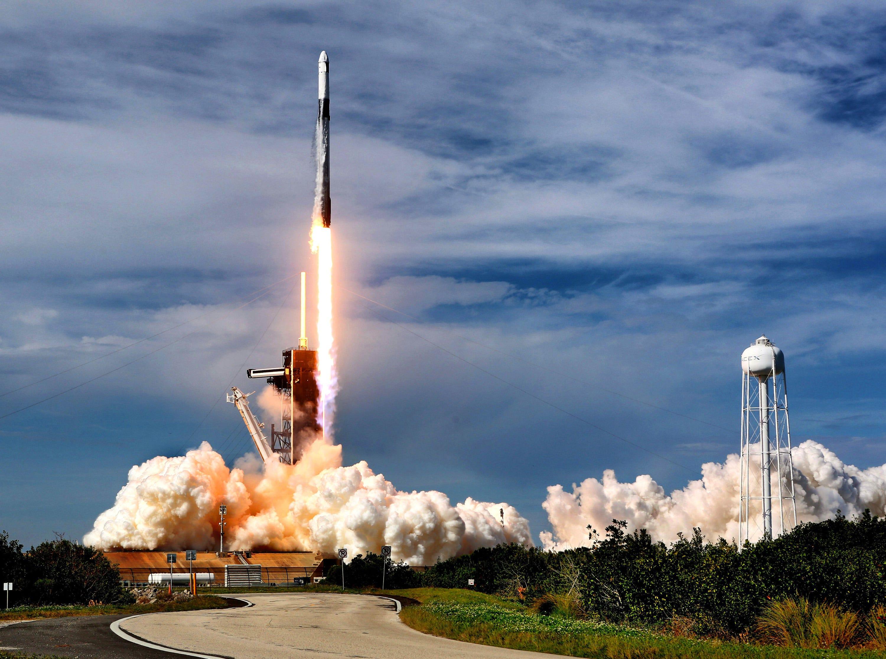 がんサバイバーの29歳の女性、スペースXのロケットで宇宙へ行く