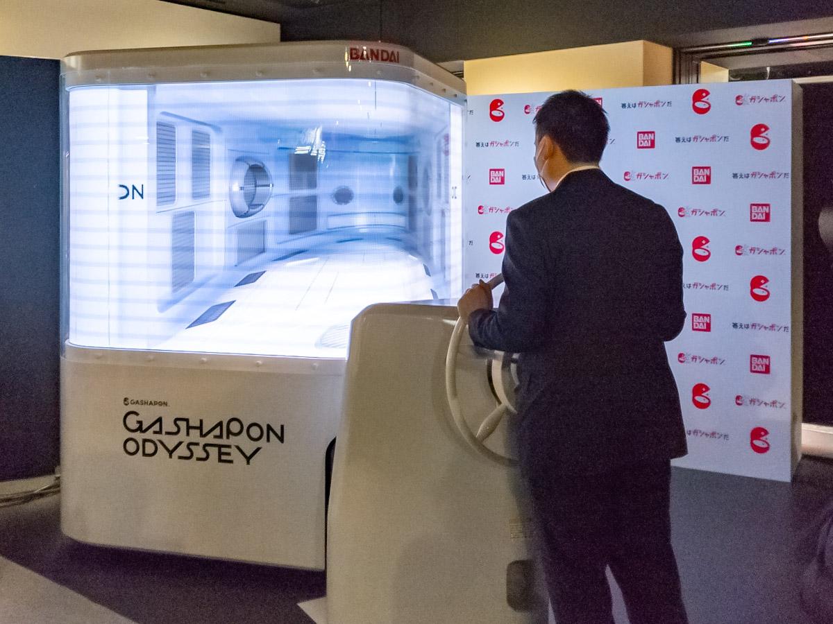 ガシャポン」45周年記念の巨大筐体が登場、カプセルトイの多様化が進む