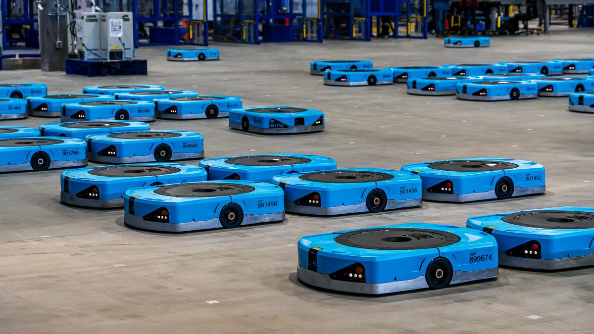 最高品質(当時の物、そのまま)保管庫から出品しました。 アマゾン倉庫ロボット公開 商品棚が自動で右に左に(16/12/06