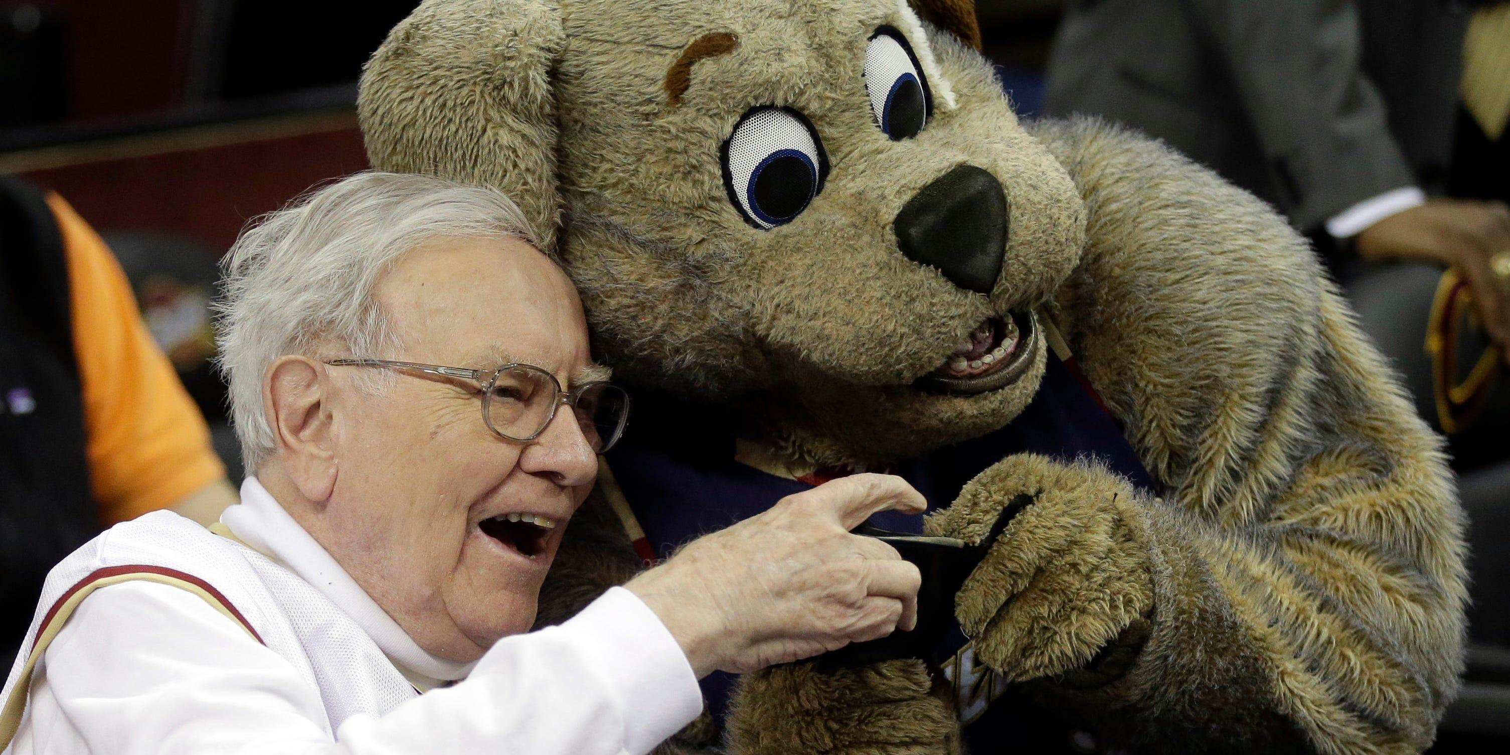 TikTokで人気の高いウォーレン・バフェットのアドバイス7つ | Business Insider Japan