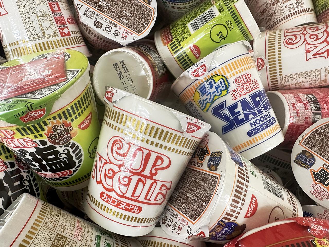④食品まとめ売り(カップ麺・お菓子・飲料)計66点 東京拉麺 ミニサイズカップ麺 おやつ感覚 しんちゃんラーメン