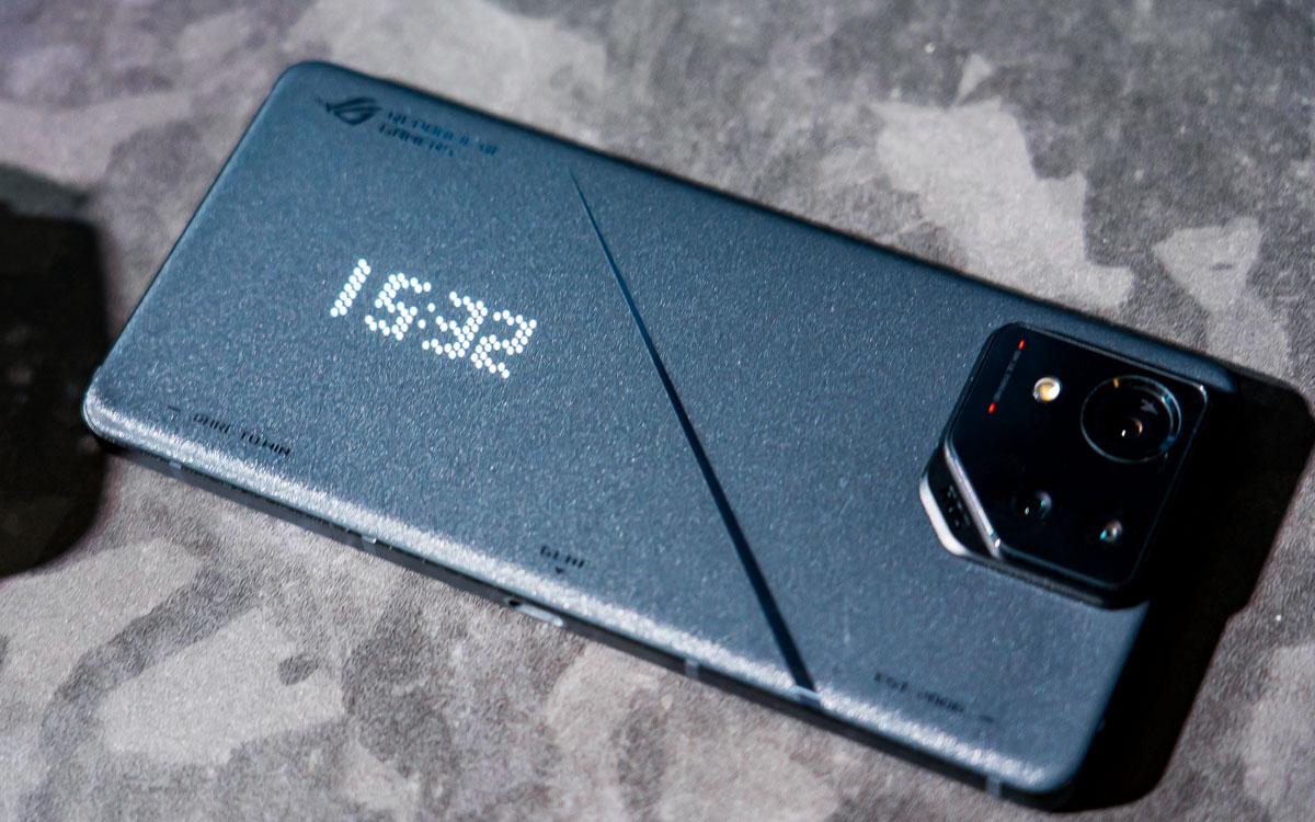 ASUS「ROG Phone 8」がおサイフ対応で日本発売。仕事や日常でも