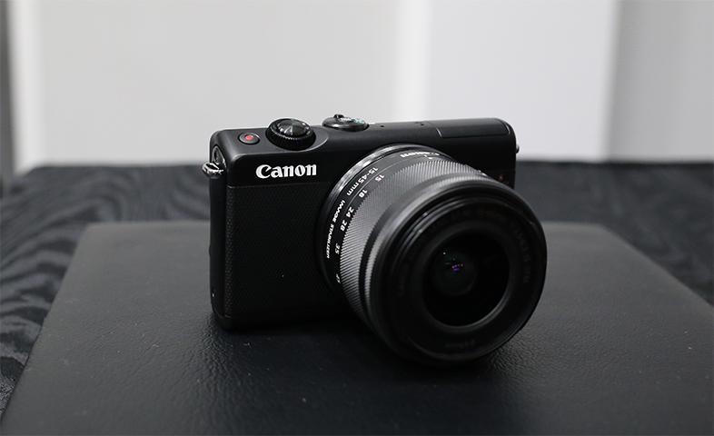 キヤノン「EOS M100」発表！ 華奢な見た目の隠れマッチョ的ミラーレス