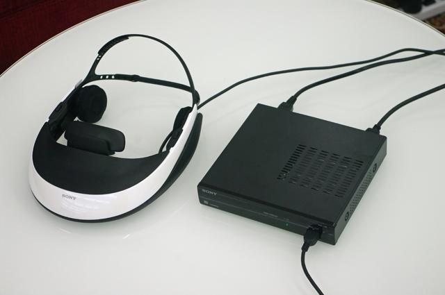 3Dにも対応するヘッドマウントディスプレイ、ソニー「HMZ-T1」を使って