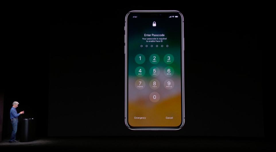 ミスじゃないんだから！iPhone Xの「Face ID」デモ1発目で顔認識が反応