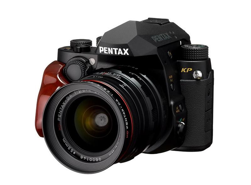 木製グリップが超カッコいい。一眼レフ「PENTAX KP」特別仕様がCP＋で