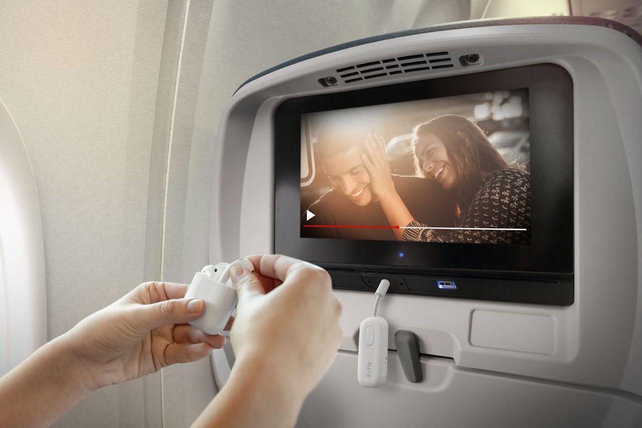 AirPodsで映画、観れるじゃん。飛行機の機内モニタの音をワイヤレス
