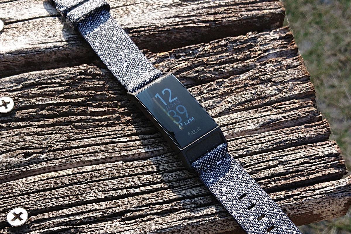 スマホを持たないことがこんなに快適とは！：GPS内蔵「Fitbit Charge 4