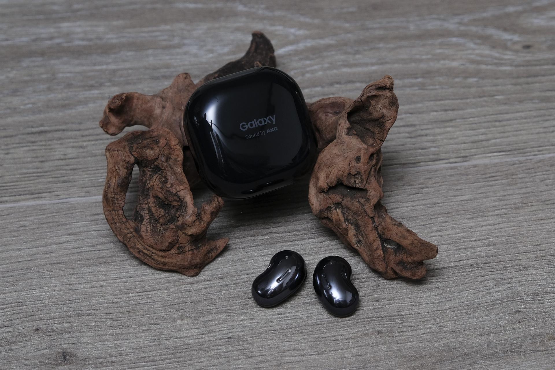 豆型イヤホン「Galaxy Buds Live」レビュー：アクセ感強めの個性キャラ