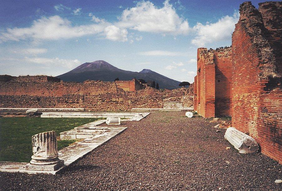 Vesuvius_from_Pompeii.jpg