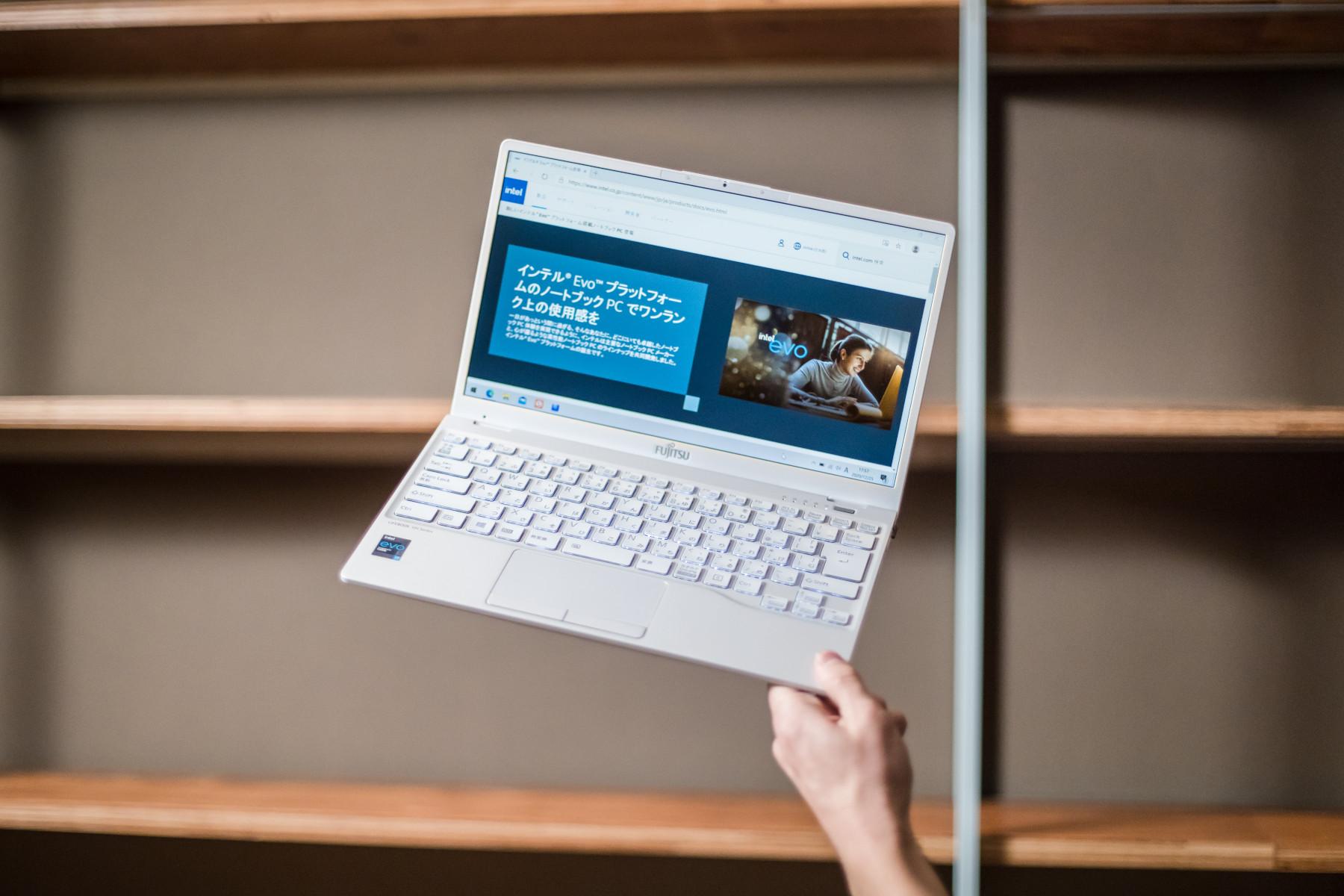 834gの軽さでゲームもできちゃう。このノートPCはもはやモバイルゲーム