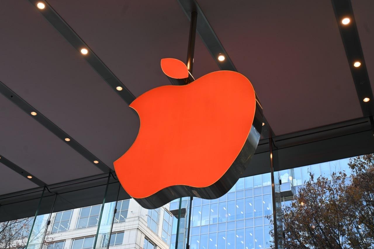 AppleストアのAppleマークが赤くなっている…！ その謎を探るべく我々は