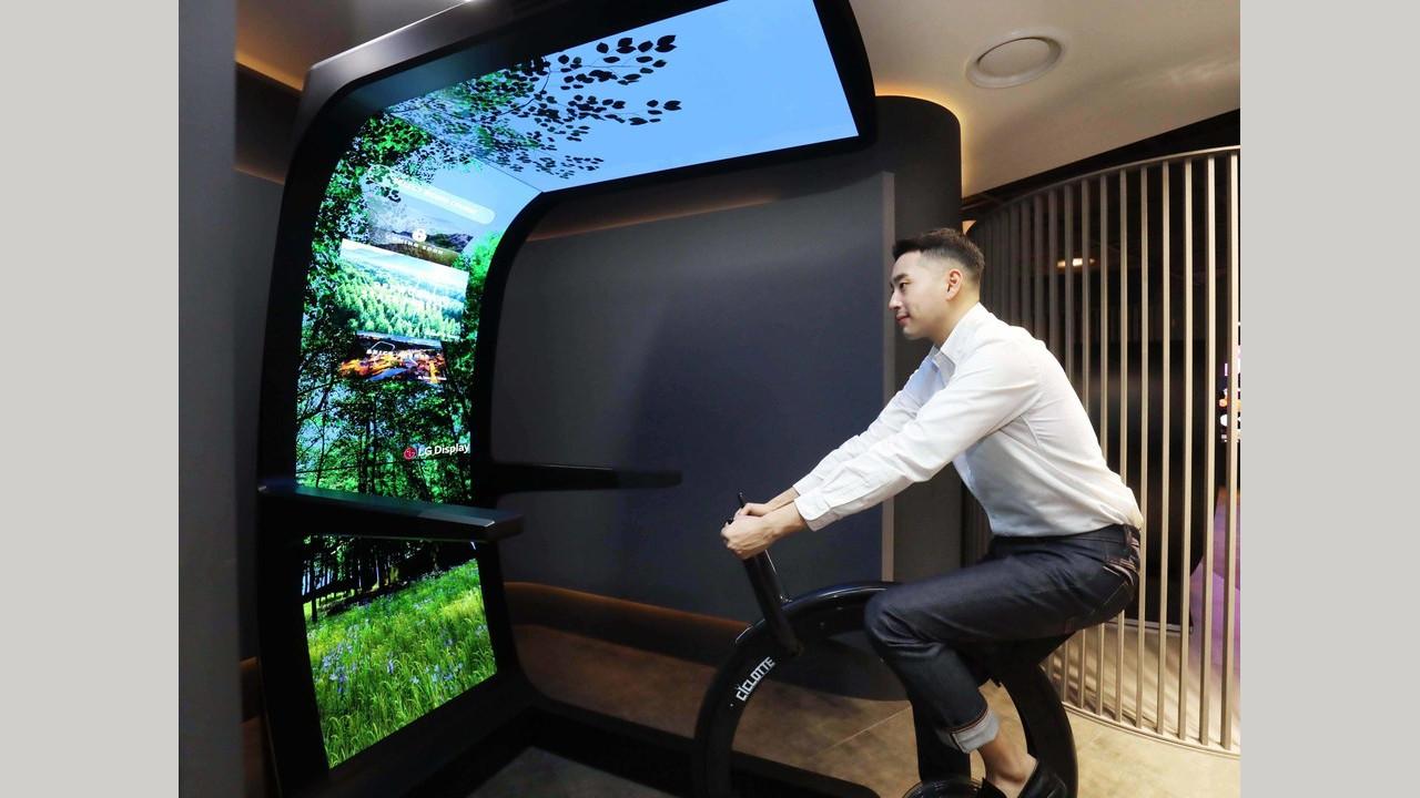 LG ディスプレイ モニター 本体 ゲーセンにありそう…。LGの55型フレキシブルOLEDディスプレイを使った