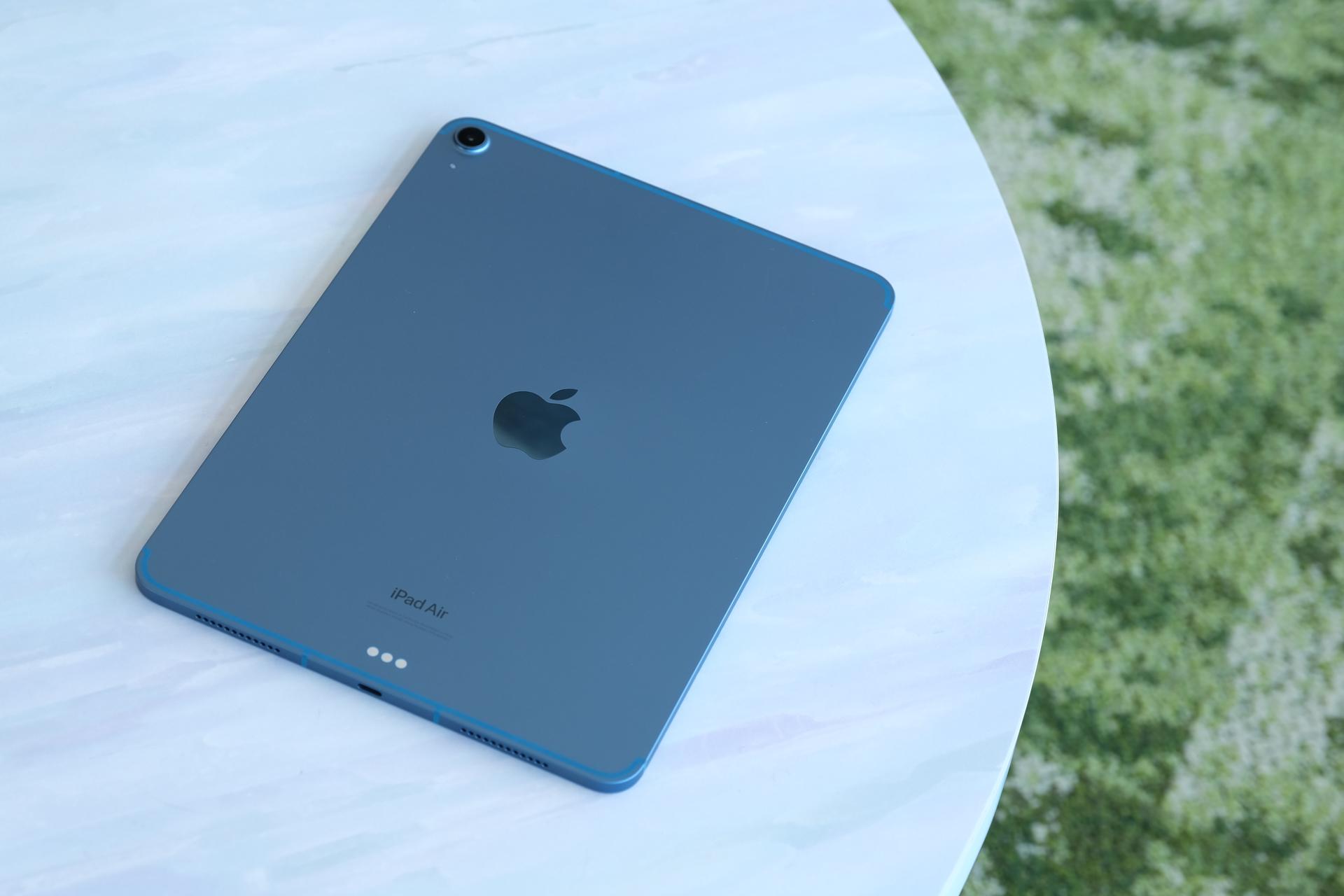 iPad Air（第5世代）フォトレビュー。 「iPad Air」って刻印されている