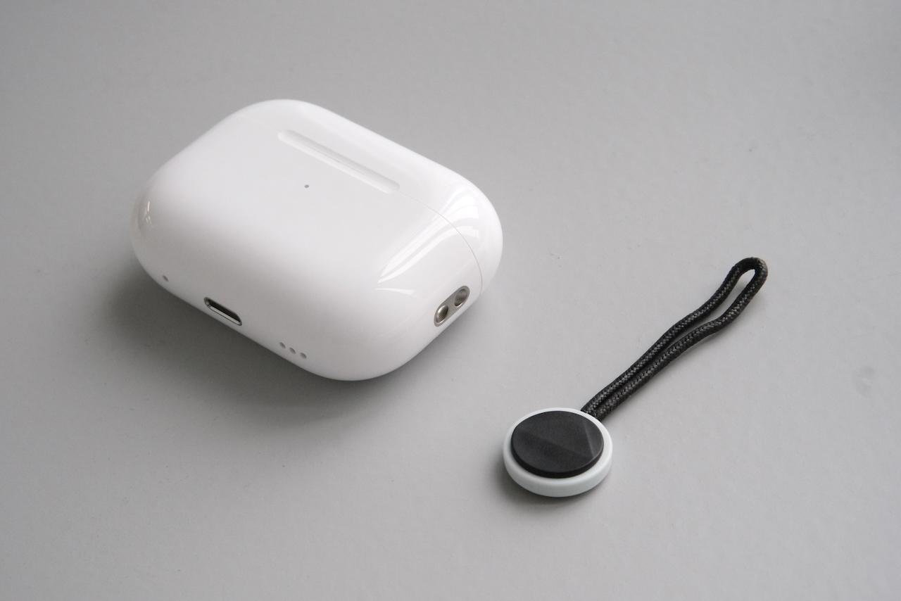 悲報】新型AirPods Proのストラップホール、PeakDesignのアンカーは