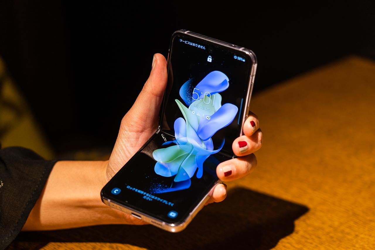 昔のガラケーのみたいな「パカパカ」じゃないんだ。「Galaxy Z Flip 4