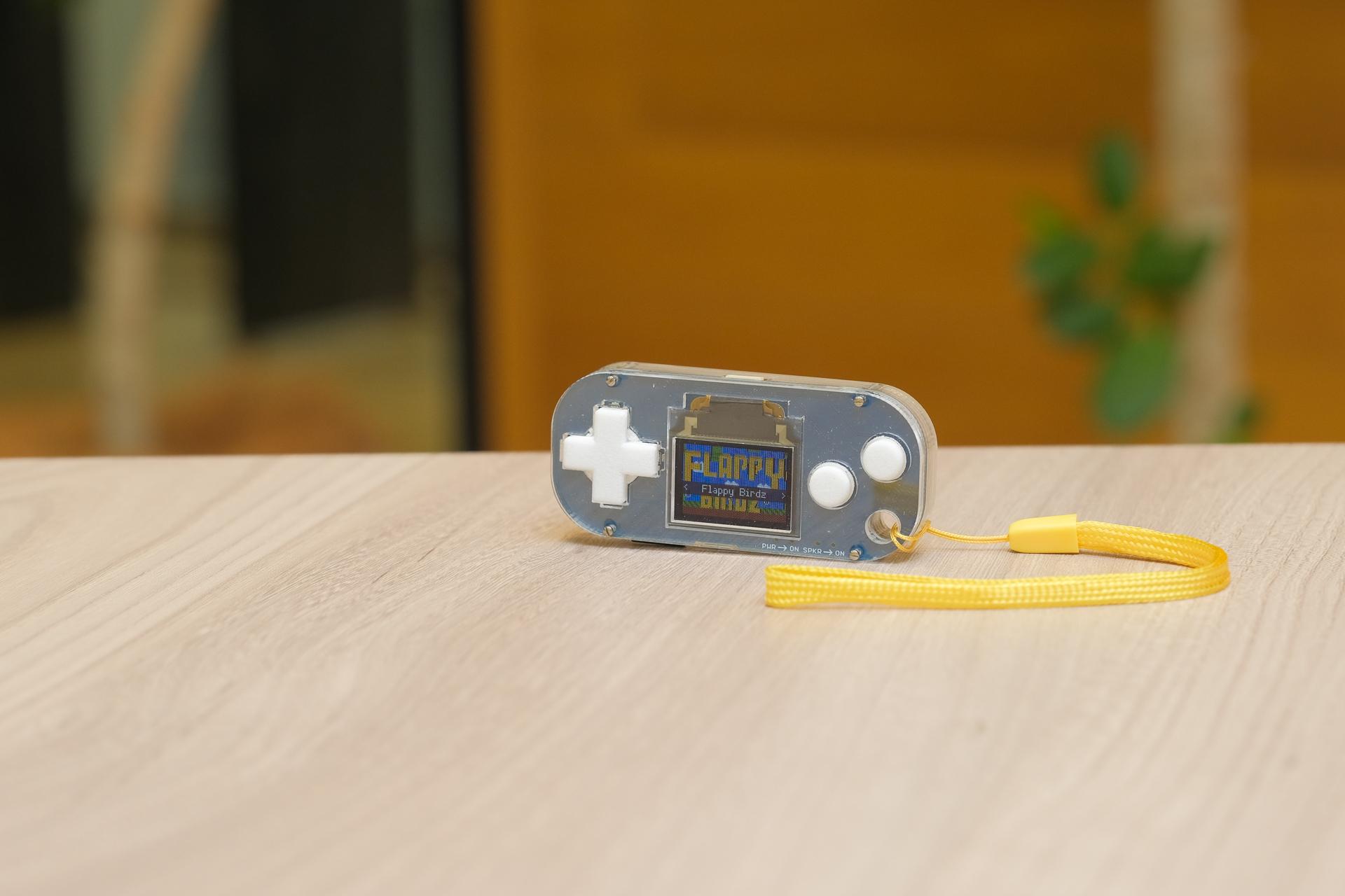 こんなに小さいけど実際に遊べます。レトロかわいいゲーム機「POCKET