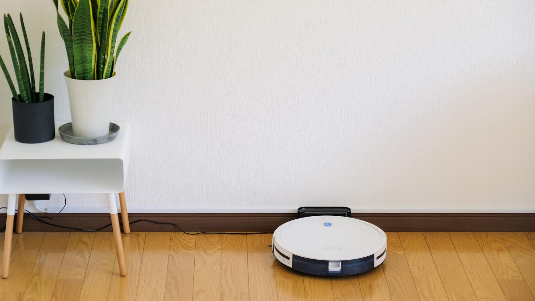 ロボット掃除機ビギナーにすすめたい。良コスパでコンパクトな「Anker