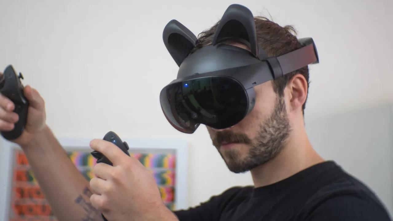 Quest Pro、ネコ耳付けたら世界一かわいいVRヘッドセットになった