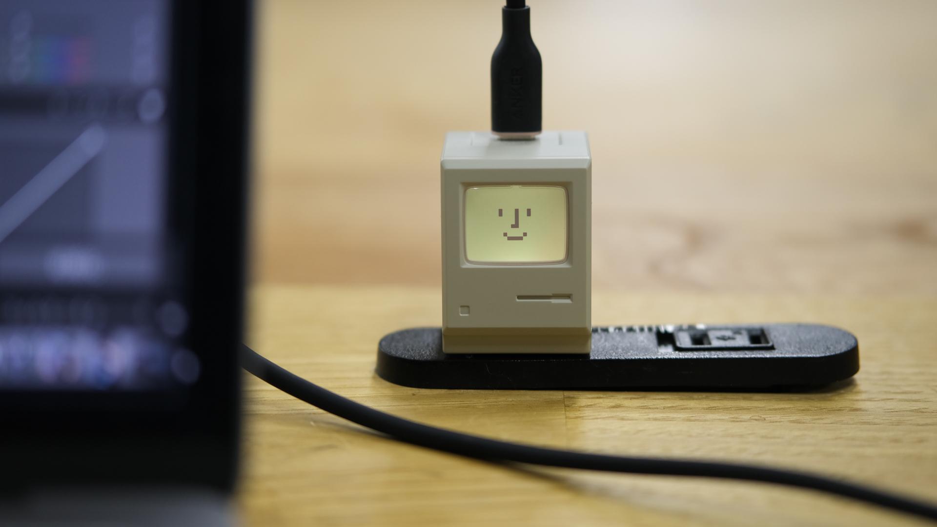 初代Macモチーフのレトロかわいい充電器 | ギズモード・ジャパン