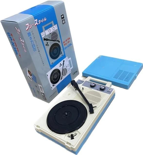 レコードをどこでも聞きたい。レトロな壁掛けレコードにターコイズ