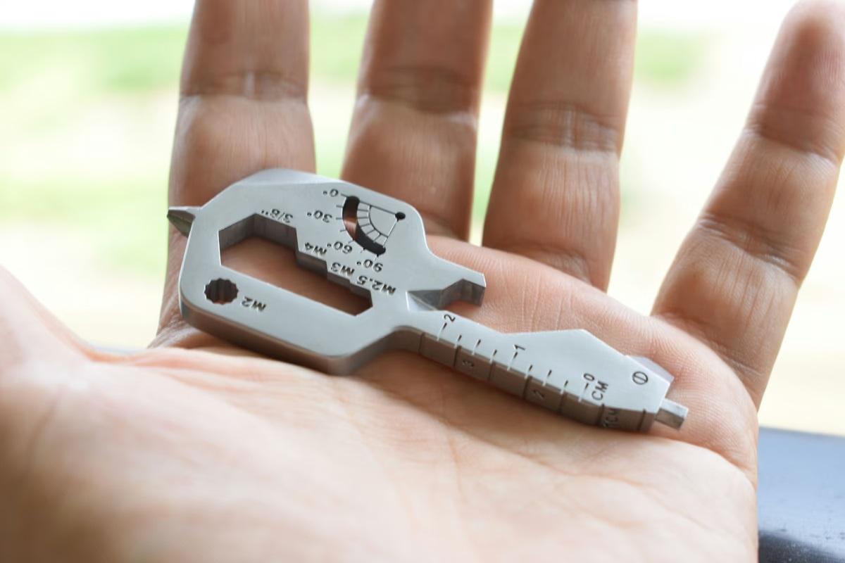 ポケットに常駐する小さな助っ人。20in1のカギ型マルチツールを試して