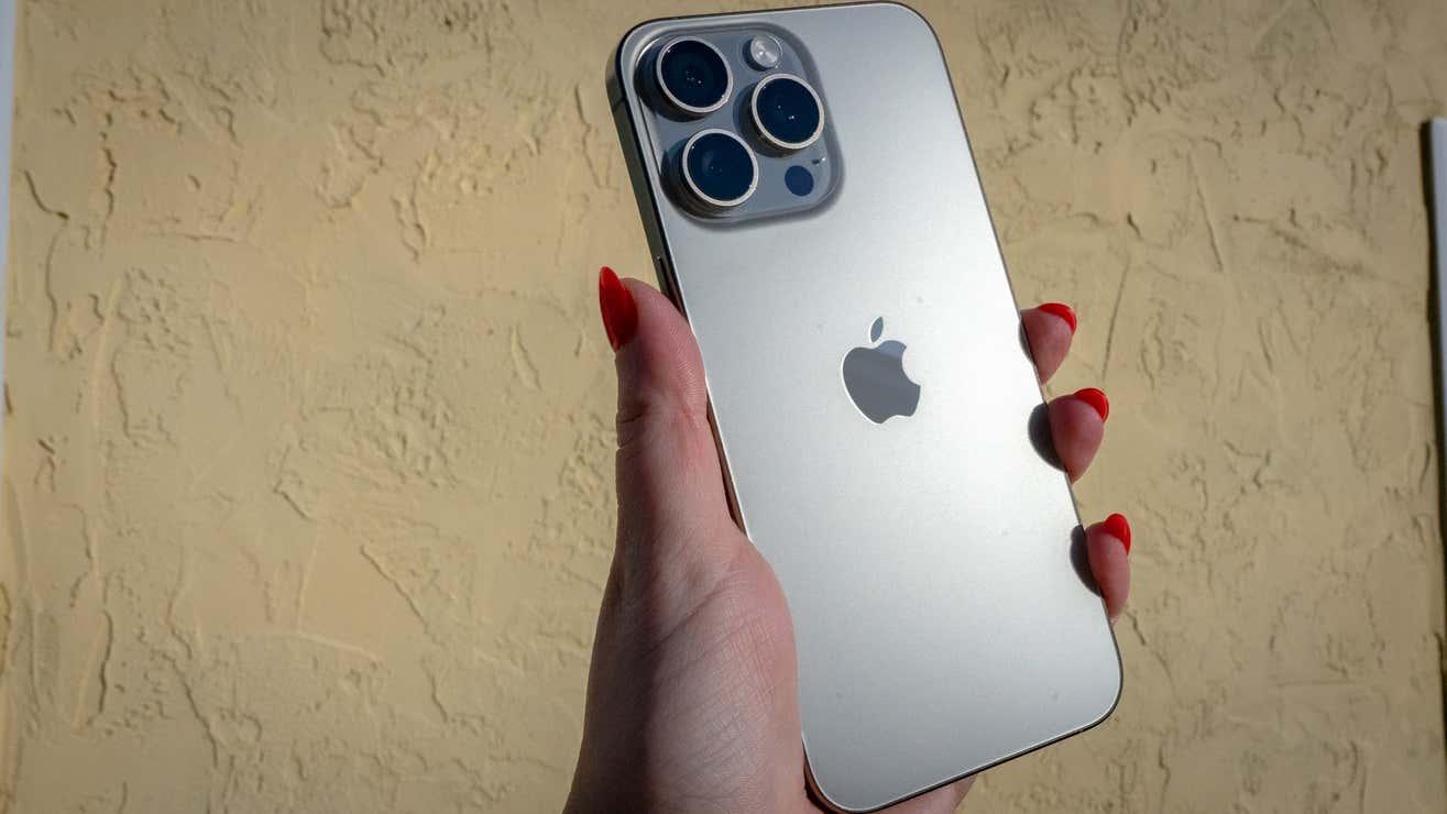 iPhone15Pro 2枚セット　純正品取り外し 動作異常なし 割れあり iPhone15Pro 2枚セット 純正品取り外し 動作異常なし 割れあり