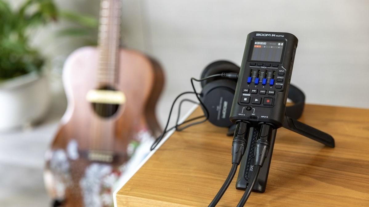 音重ね放題だし音割れともおさらば。超強力MTR「R4 MultiTrak
