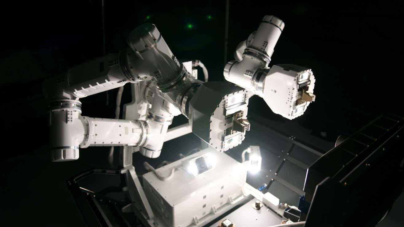 iss-gitai-robotic-arms-000.jpg