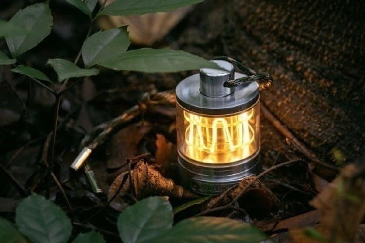 最大連続使用時間15時間のLED小型ランタンは、使い勝手抜群の便利