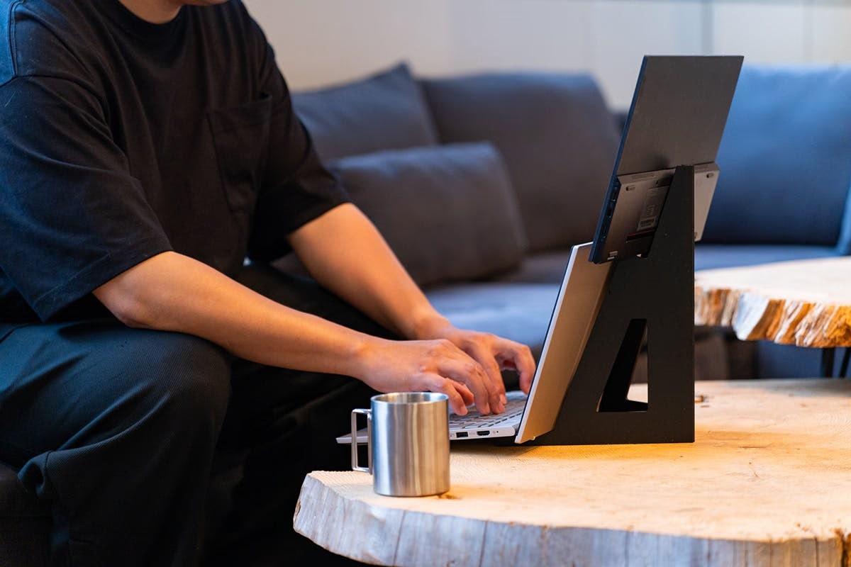 コンパクト設計のモニタースタンドはPC作業の救世主だった