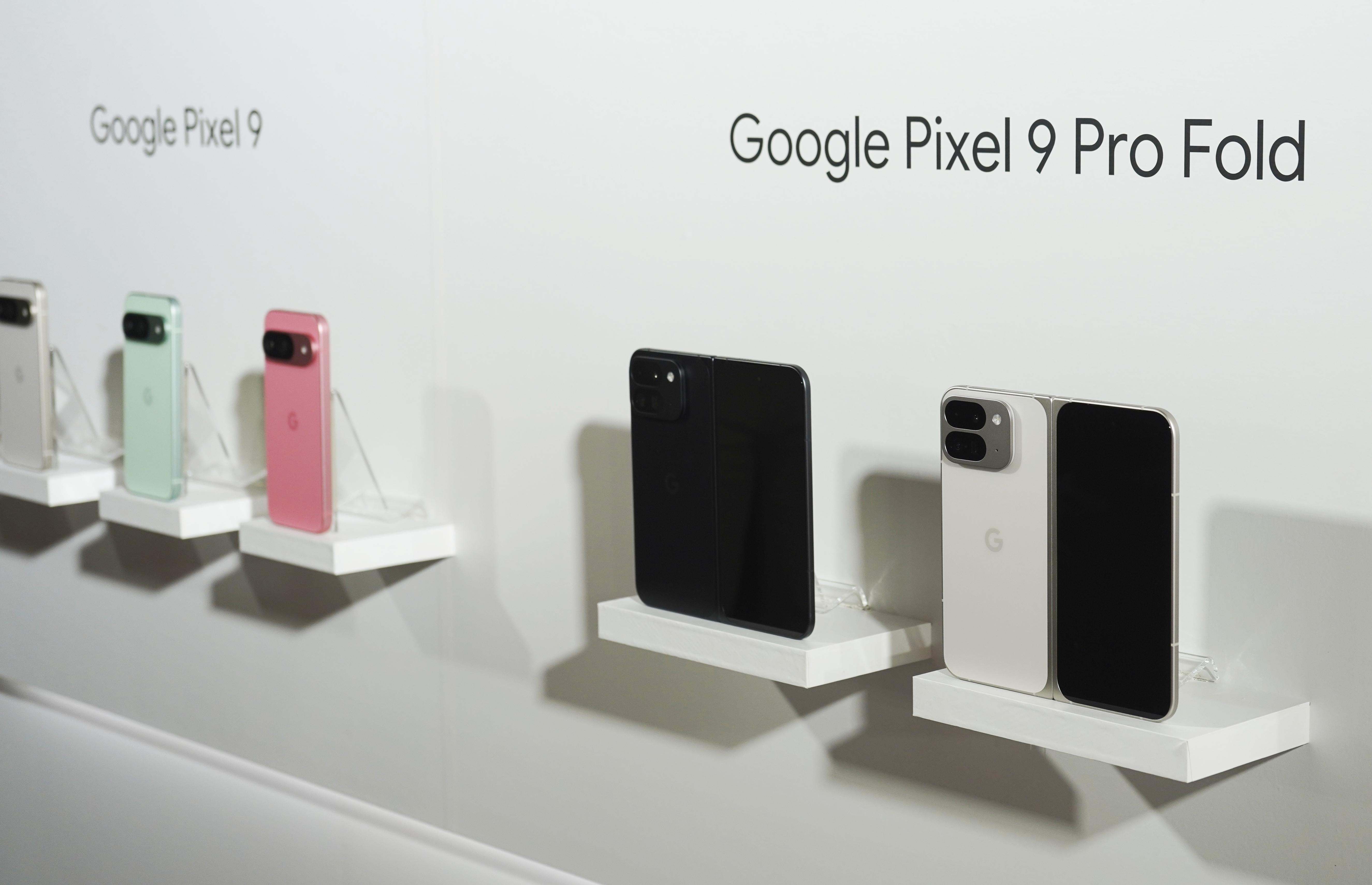 Googleのスマホ、Pixel 9とPixel 9 Pro Fold。デザインの違いを見比べ