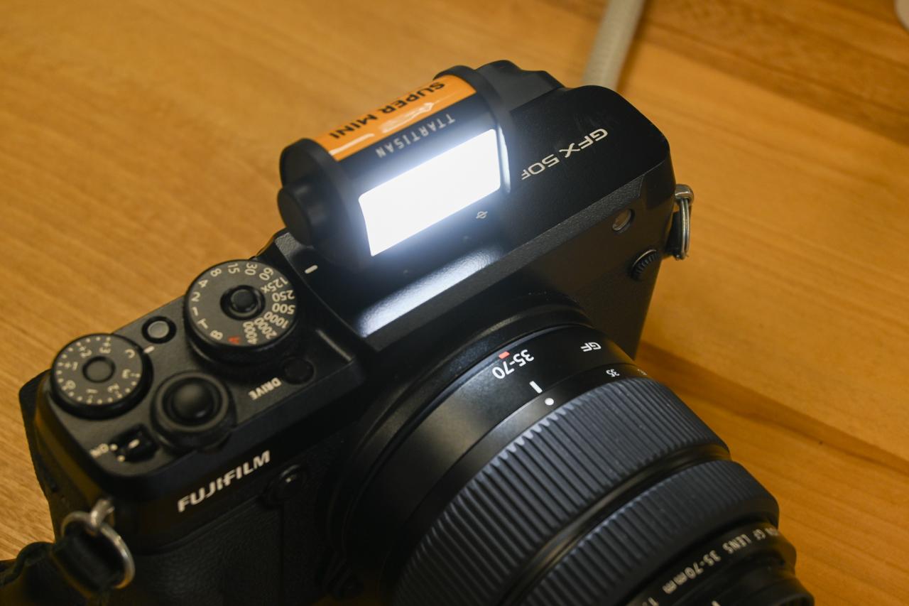カメラに付けられる35mmフィルムみたいなLEDライト。買ったので使って