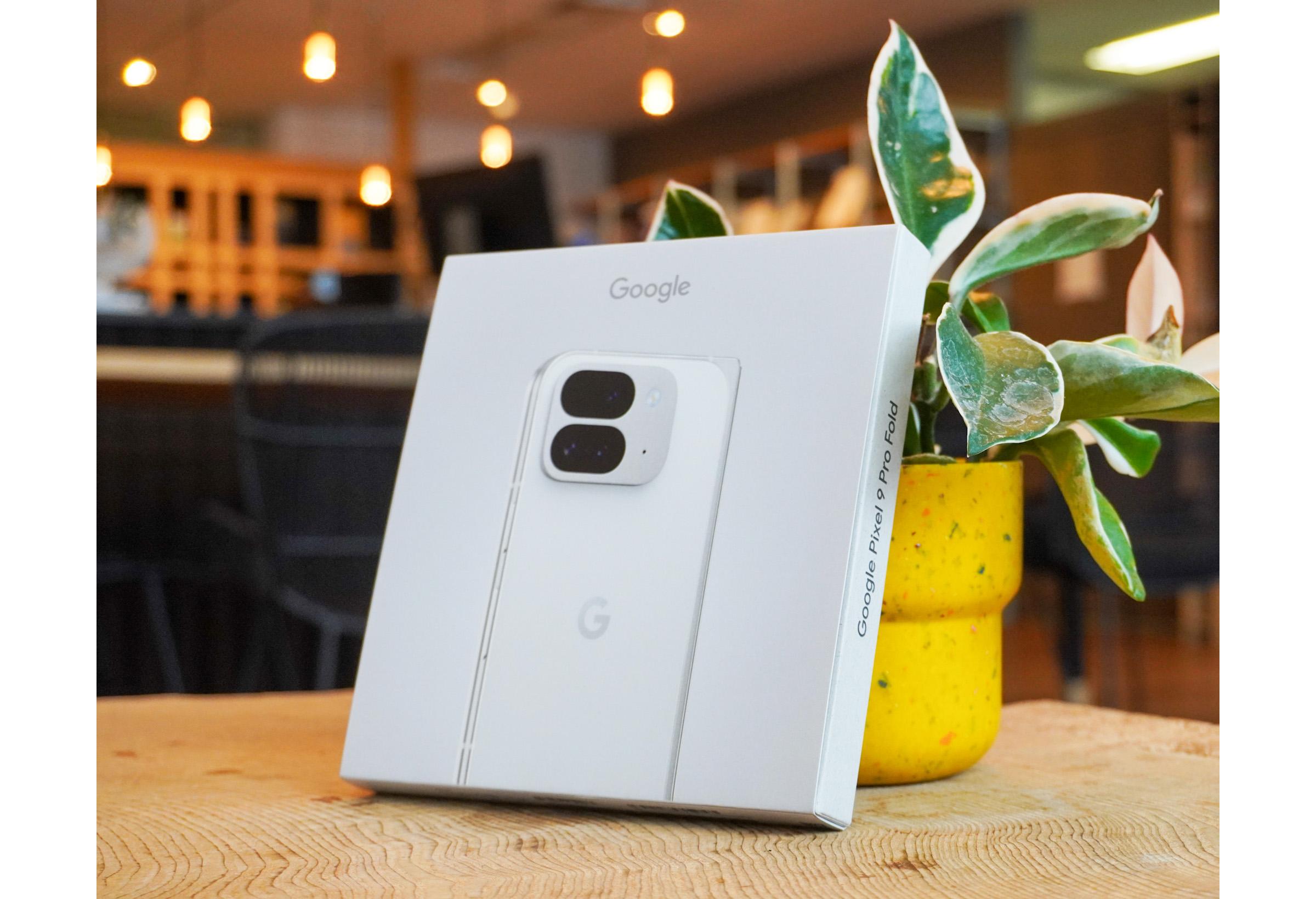 Googleの折りたたみスマホ「Pixel 9 Pro Fold」開封。ビルドクオリティ