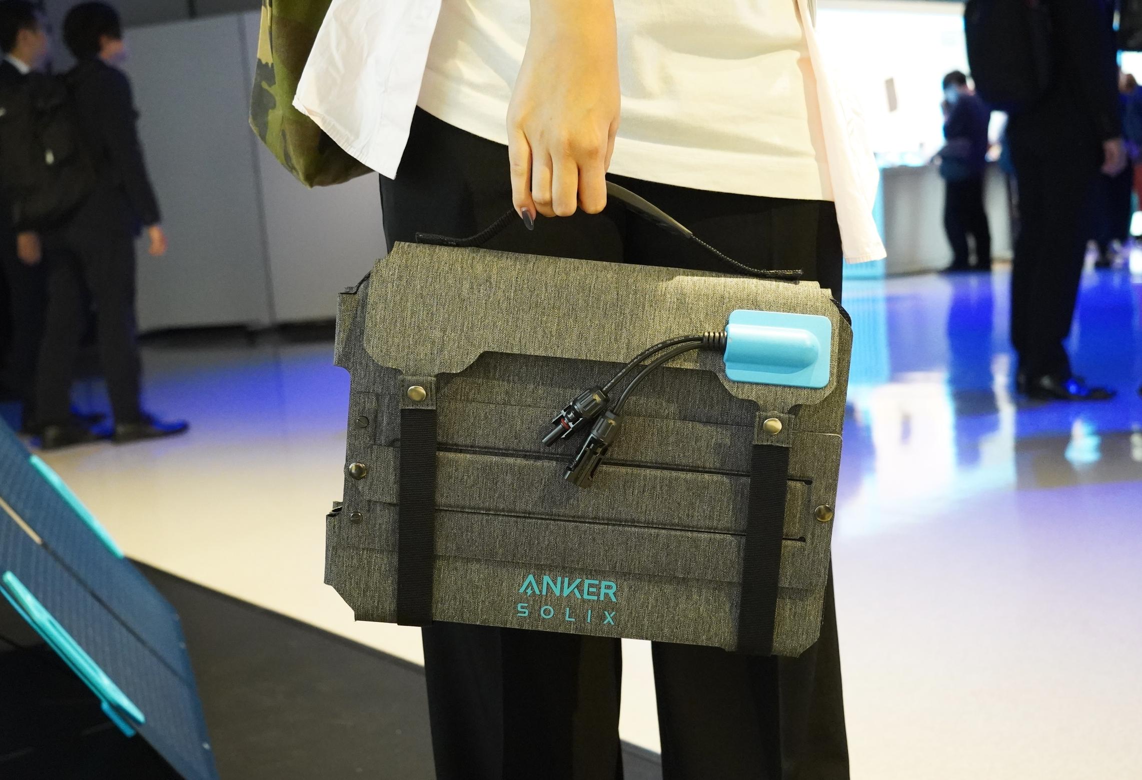 持ち運べるソーラーパネル」がAnkerから登場。お習字バッグサイズ