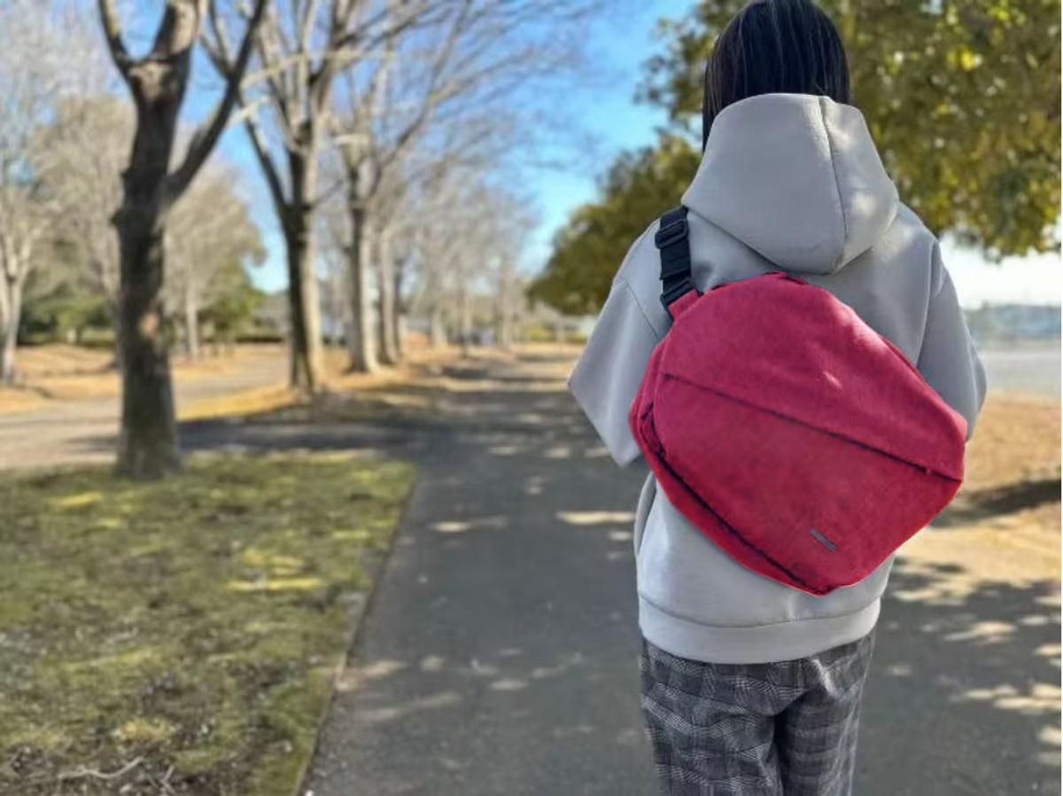 大容量バッグの使いづらさを専用ポケットで克服。スマホの出し入れも