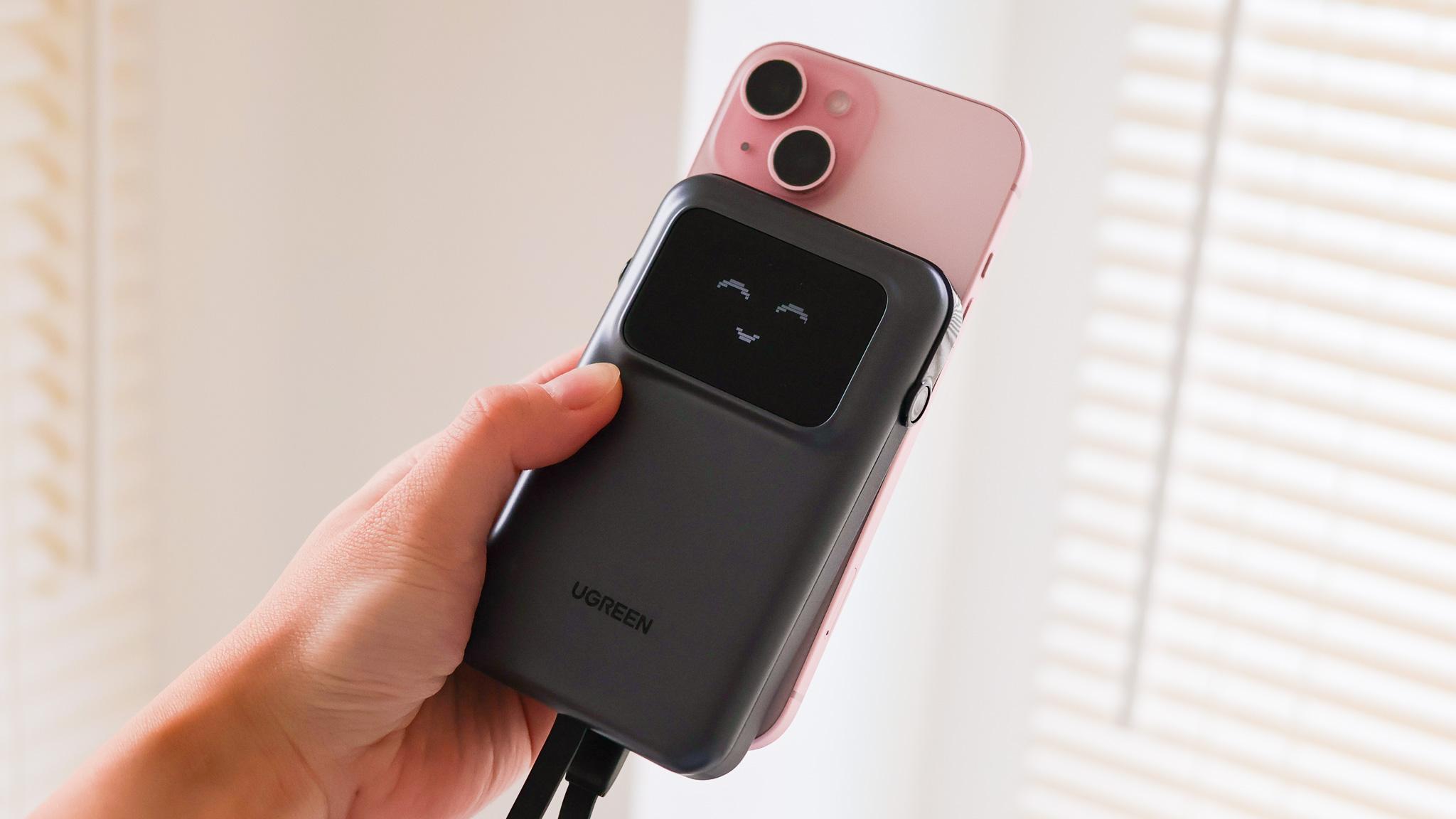 ニコ顔につい和んじゃう UGREENのモバイルバッテリーは機能も強力