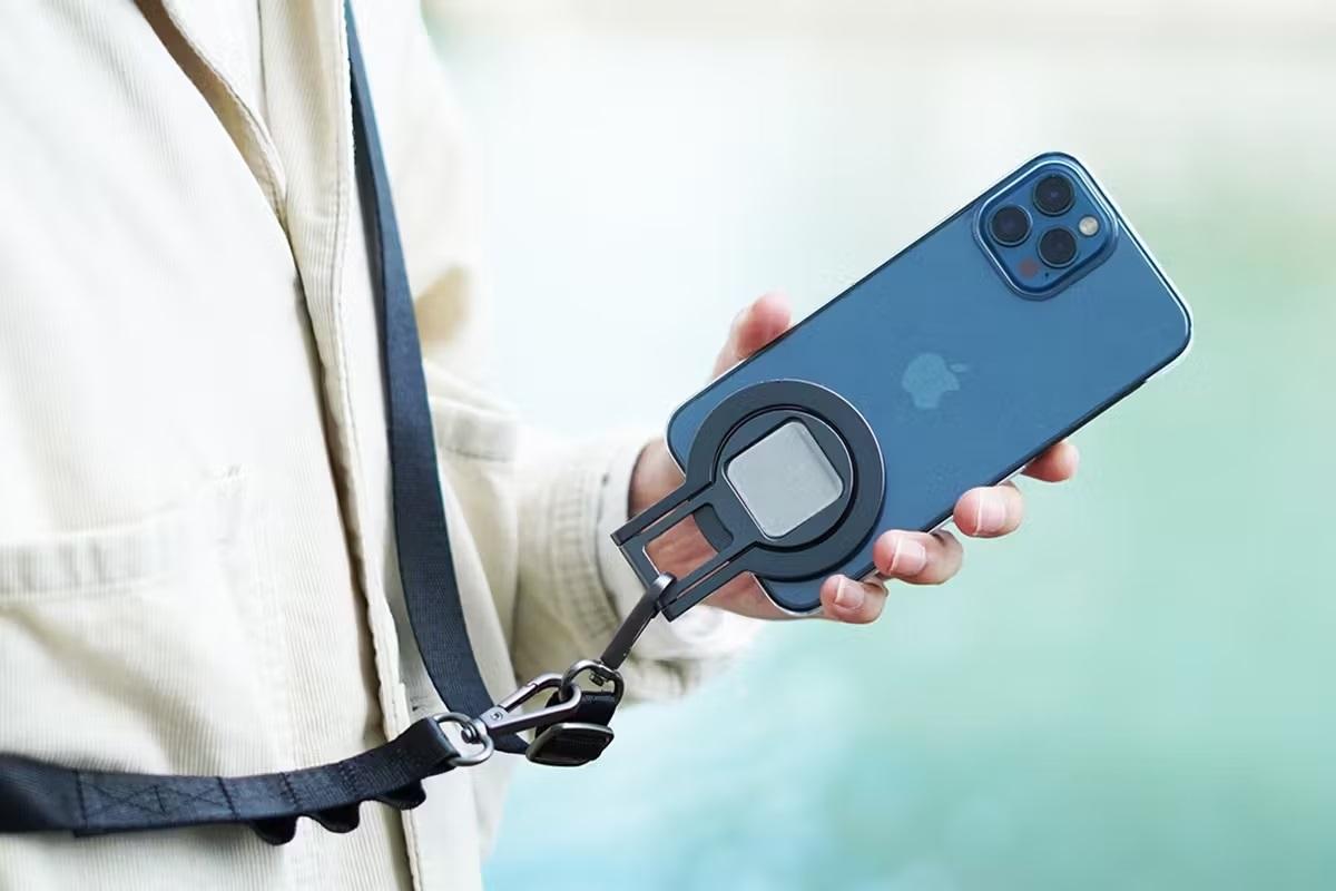 スマホを瞬時にキャッチ！「GEAR Shoulder」で手ぶらライフを実現