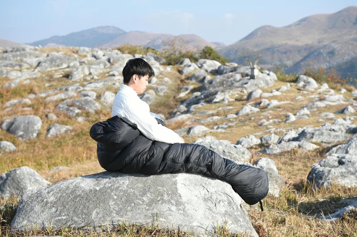 アウトドアでも贅沢な眠りを。“宇宙服素材×天然ダックダウン寝袋”の